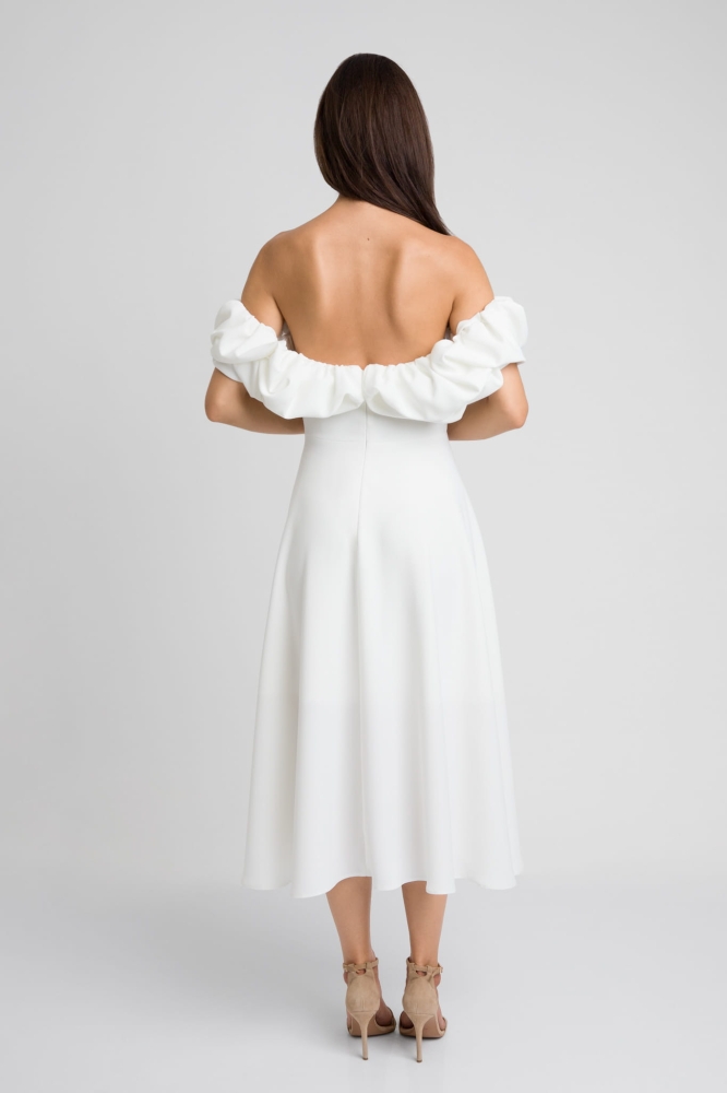 Biała rozkloszowana sukienka midi z hiszpańskim dekoltem ozdobionym falbaną Grace by Swing