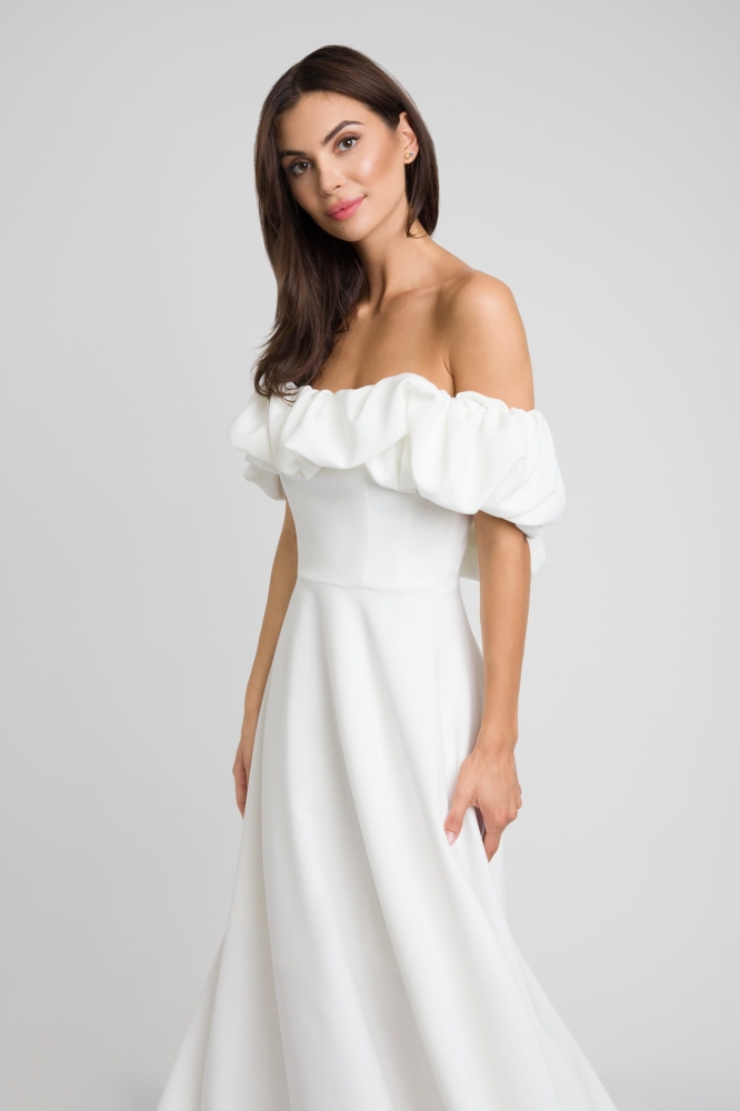 Biała rozkloszowana sukienka midi z hiszpańskim dekoltem ozdobionym falbaną Grace by Swing