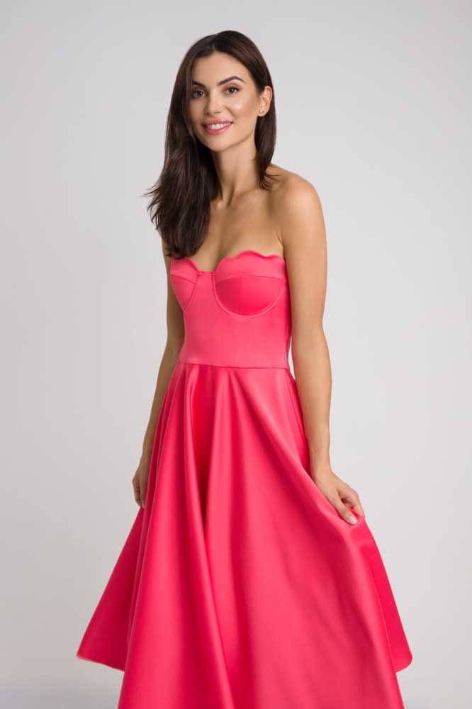 Koralowa satynowa rozkloszowana sukienka midi na gorsecie Flavia by Swing
