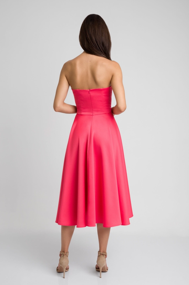 Koralowa satynowa rozkloszowana sukienka midi na gorsecie Flavia by Swing