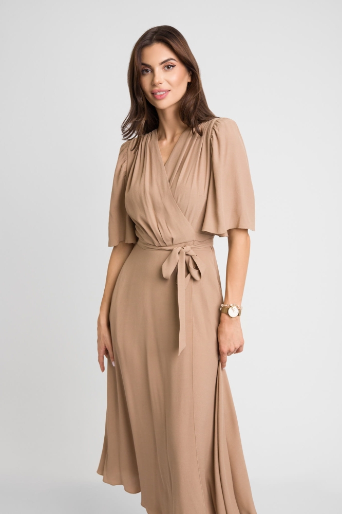 Beżowa kopertowa sukienka midi z rękawem do łokcia Frida by Swing
