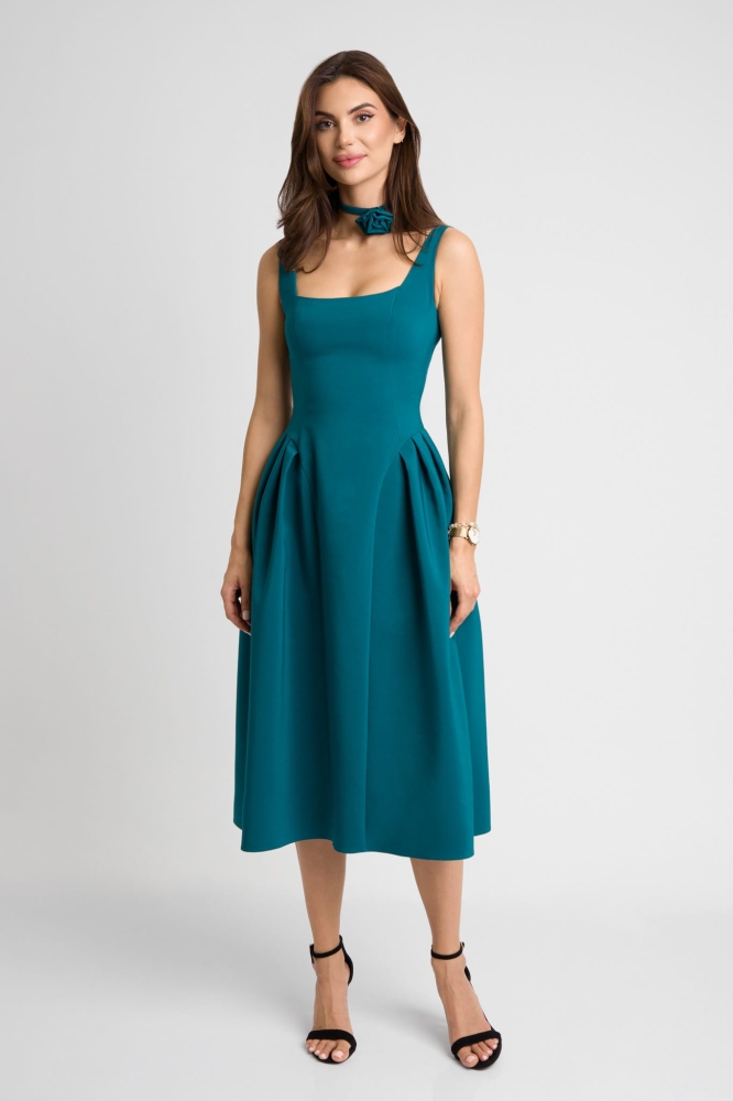 Ciemnozielona lekko rozkloszowana sukienka midi na ramiączkach z różą Margot by Swing