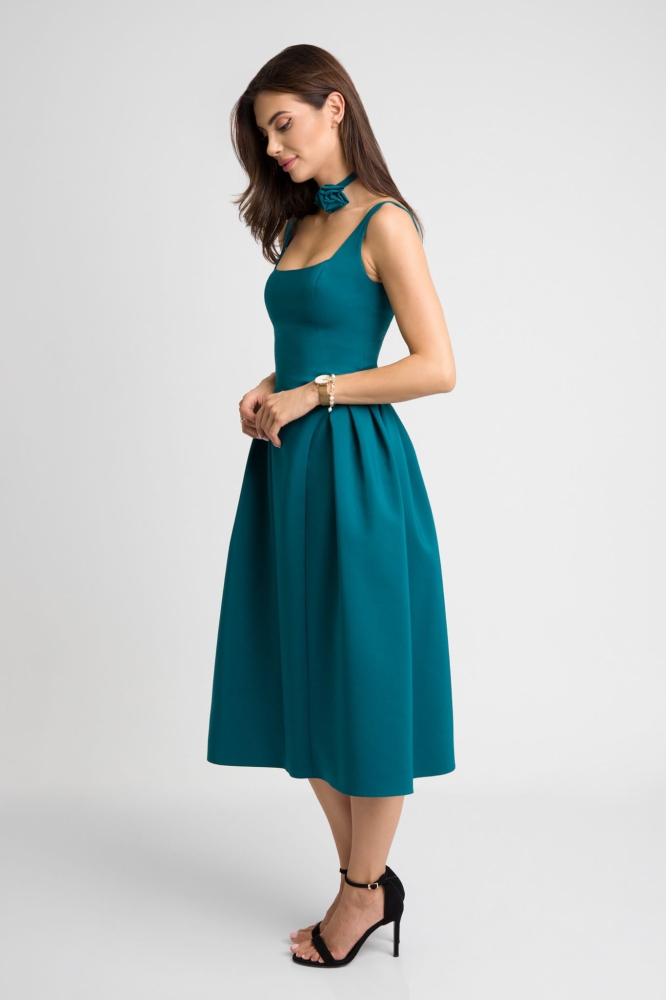 Ciemnozielona lekko rozkloszowana sukienka midi na ramiączkach z różą Margot by Swing