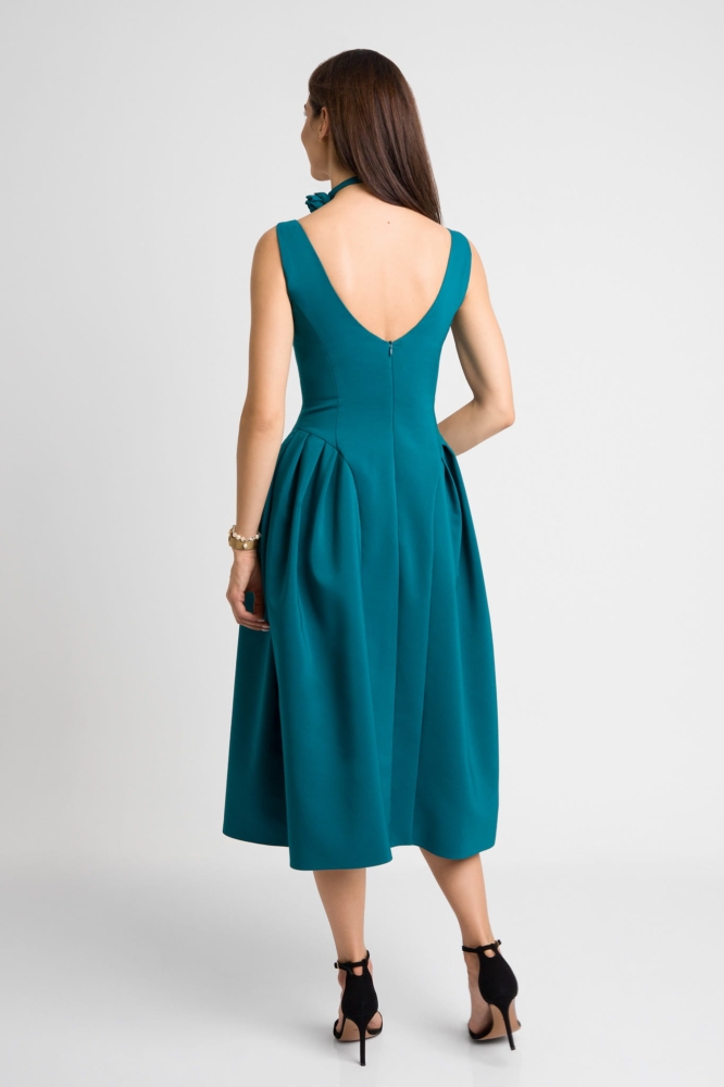 Ciemnozielona lekko rozkloszowana sukienka midi na ramiączkach z różą Margot by Swing