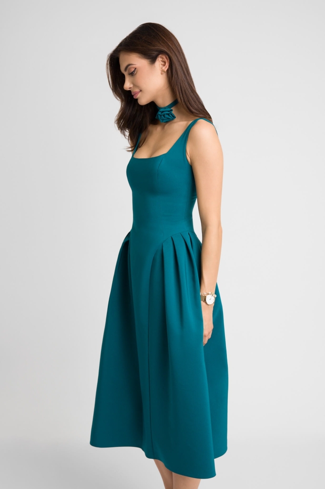 Ciemnozielona lekko rozkloszowana sukienka midi na ramiączkach z różą Margot by Swing