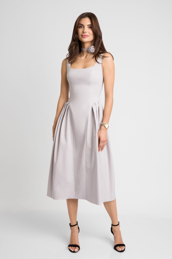 Szara lekko rozkloszowana sukienka midi na ramiączkach z różą Margot by Swing