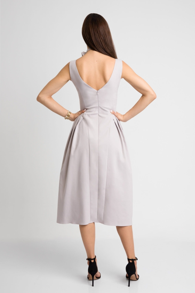 Szara lekko rozkloszowana sukienka midi na ramiączkach z różą Margot by Swing