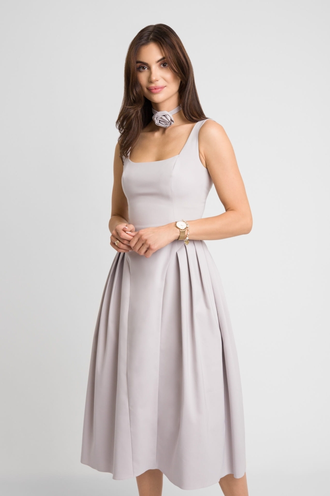 Szara lekko rozkloszowana sukienka midi na ramiączkach z różą Margot by Swing