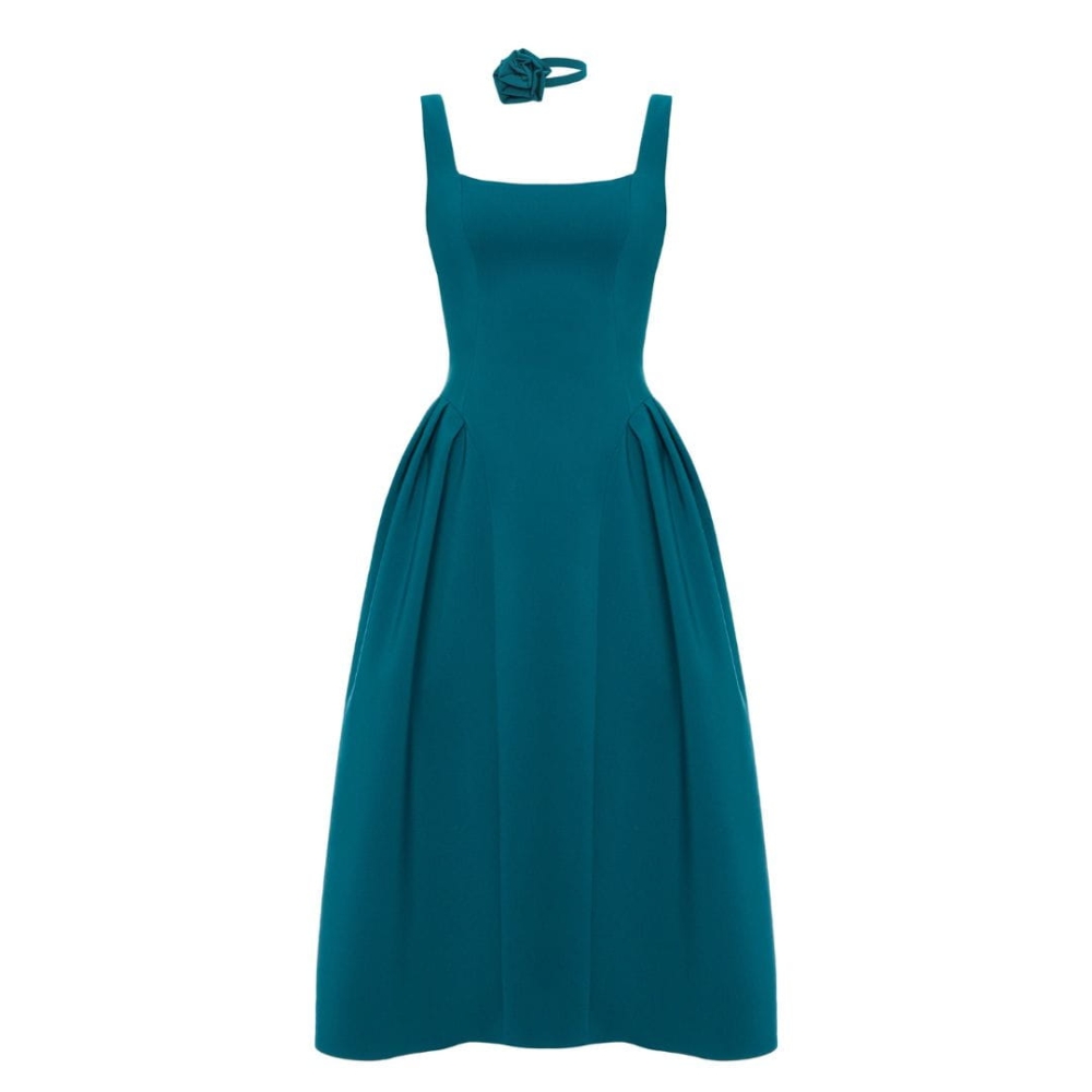 Ciemnozielona lekko rozkloszowana sukienka midi na ramiączkach z różą Margot by Swing