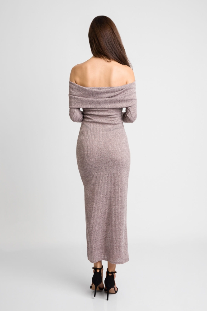 Beżowa długa dzianinowa sukienka z hiszpańskim dekoltem i rozporkiem Tori by Swing