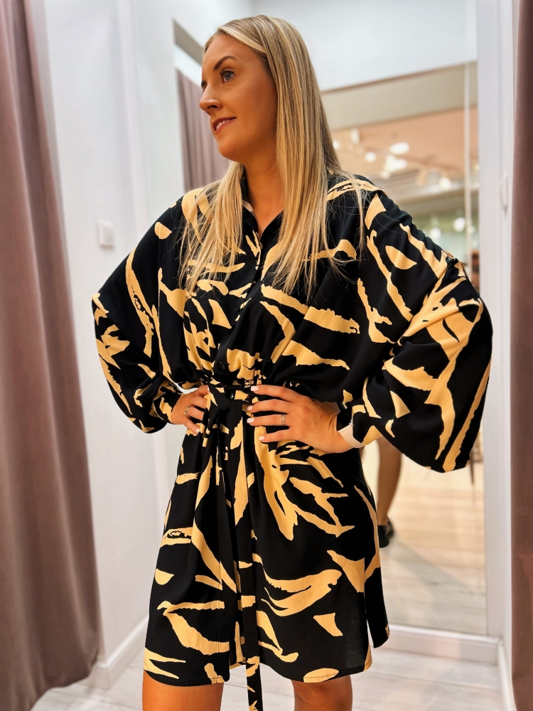 Czarna kimonowa sukienka w beżowy zwierzęcy wzór Bari by Swing