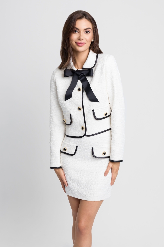 Śmietankowa tweedowa marynarka ze guzikami i ozdobną kokardą Ella by Swing