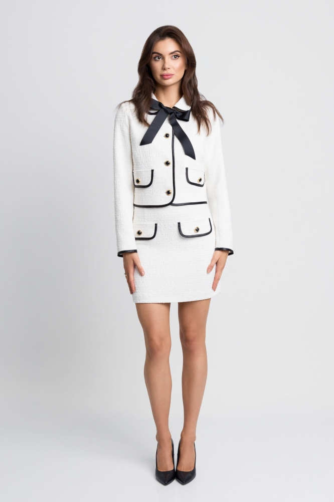 Śmietankowy tweedowy komplet spódnica + marynarka z ozdobną kokardą i lamówką Ella by Swing