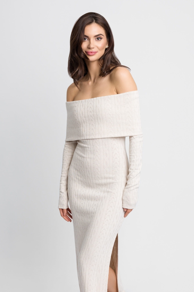 Śmietankowa długa dzianinowa sukienka z hiszpańskim dekoltem i rozporkiem Tori by Swing