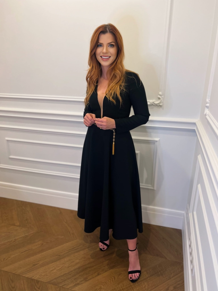 Czarna rozkloszowana sukienka midi z długim rękawem Viral by Swing