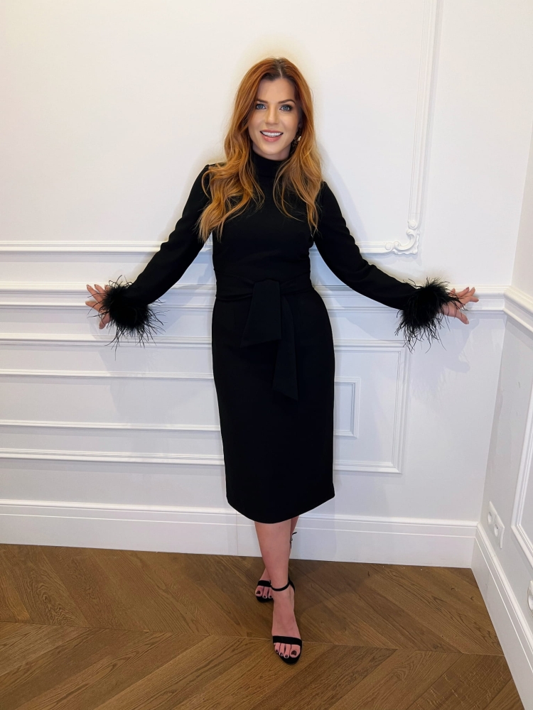 Czarna elegancka dopasowana sukienka z długim rękawem wykończonym strusimi piórami Celia by Swing