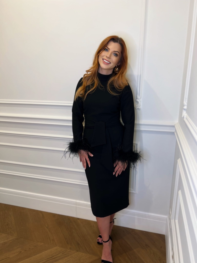 Czarna elegancka dopasowana sukienka z długim rękawem wykończonym strusimi piórami Celia by Swing