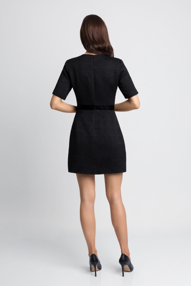 Czarna tweedowa sukienka mini z krótkim rękawem i zdobionymi guzikami Sylvie by Swing