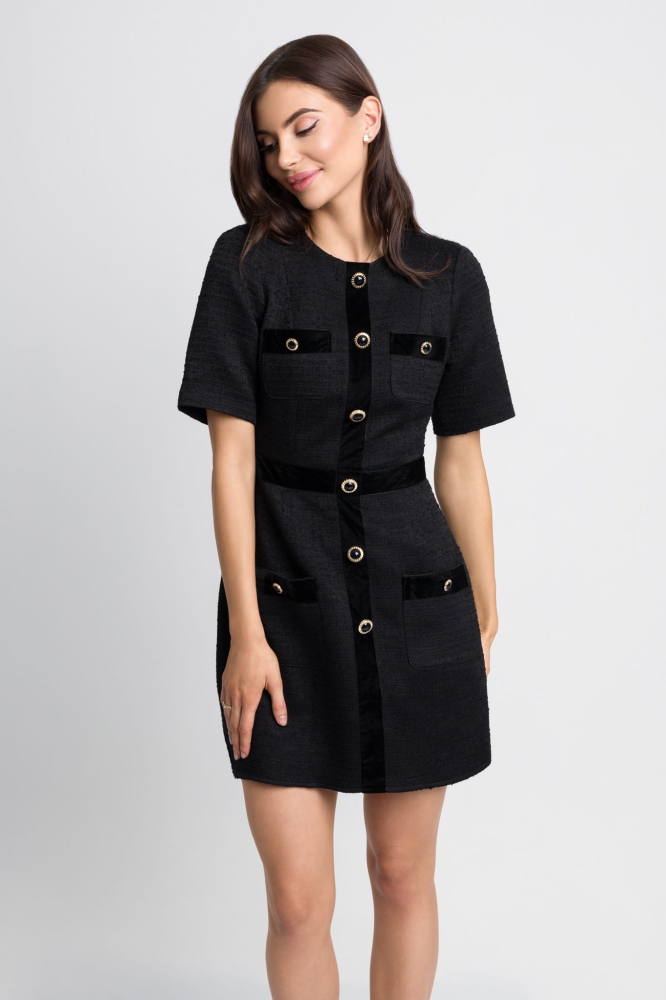 Czarna tweedowa sukienka mini z krótkim rękawem i zdobionymi guzikami Sylvie by Swing