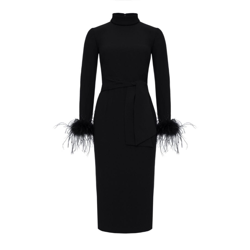 Czarna elegancka dopasowana sukienka z długim rękawem wykończonym strusimi piórami Celia by Swing