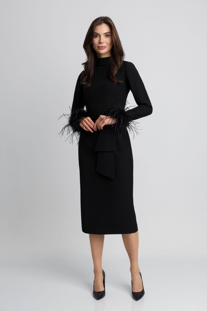 Czarna elegancka dopasowana sukienka z długim rękawem wykończonym strusimi piórami Celia by Swing