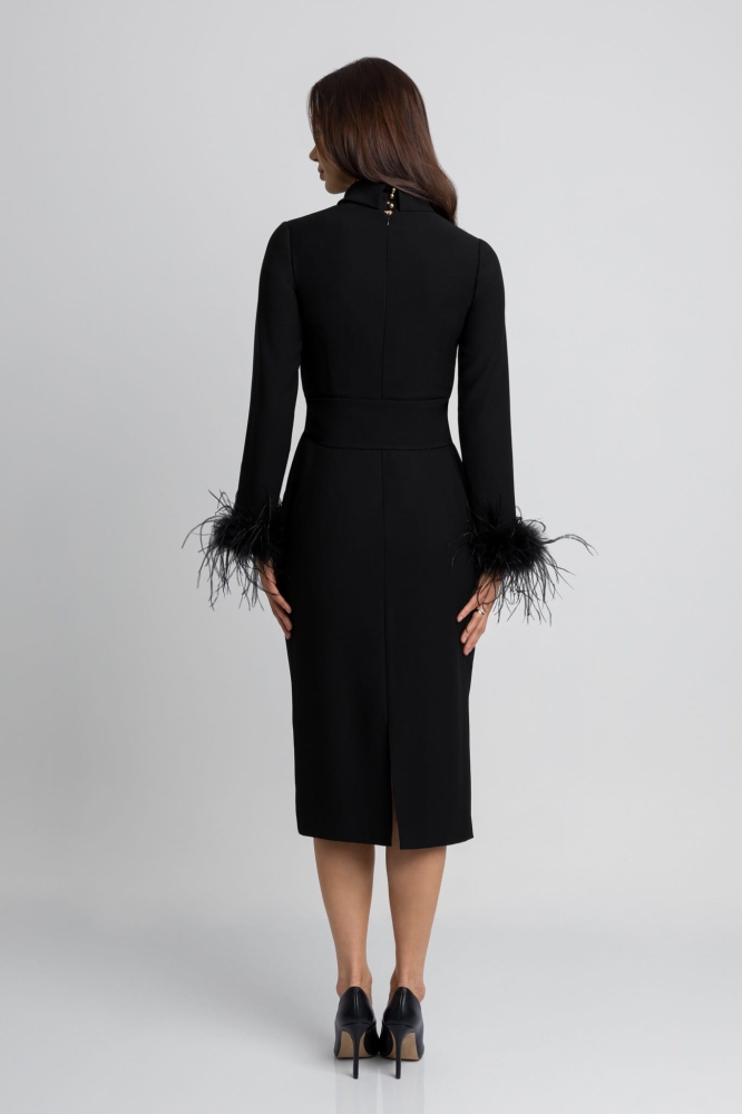 Czarna elegancka dopasowana sukienka z długim rękawem wykończonym strusimi piórami Celia by Swing