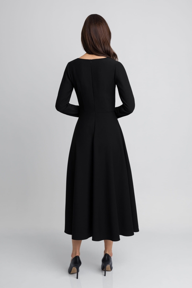 Czarna rozkloszowana sukienka midi z długim rękawem Viral by Swing