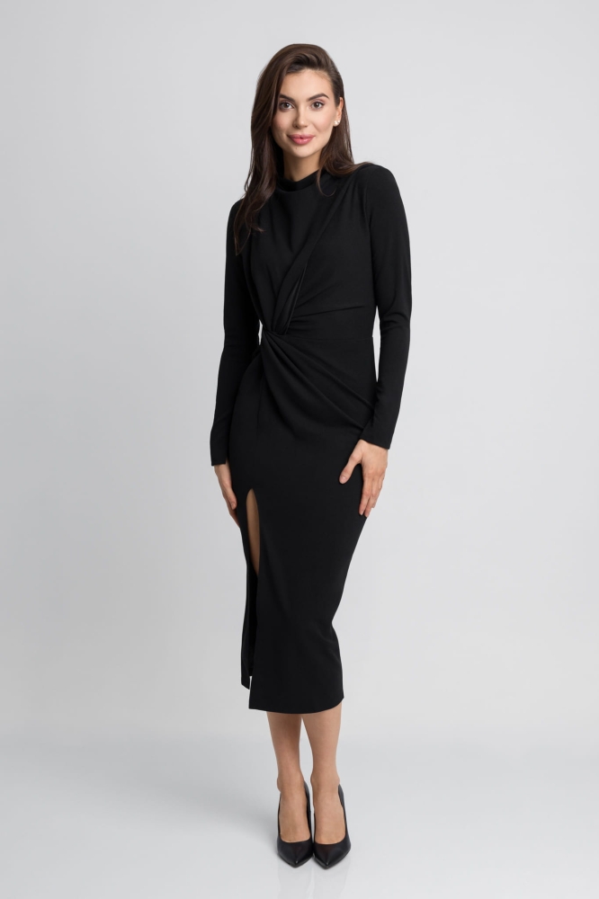 Czarna dopasowana sukienka midi z półgolfem i rozcięciem Noir by Swing