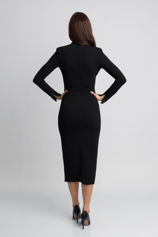 Czarna dopasowana sukienka midi z półgolfem i rozcięciem Noir by Swing