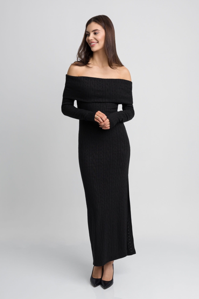Czarna długa dzianinowa sukienka z hiszpańskim dekoltem i rozporkiem Tori by Swing