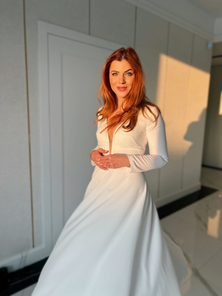 Biała rozkloszowana sukienka midi z długim rękawem Viral by Swing