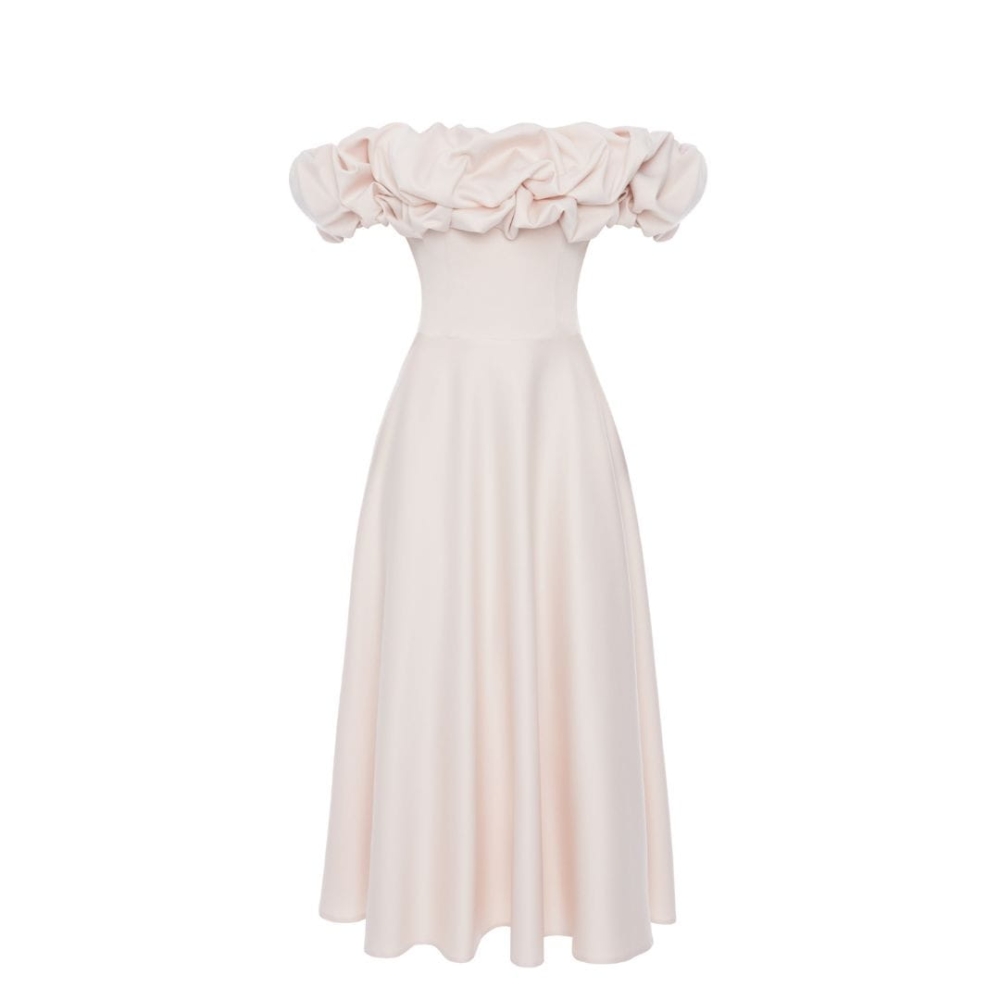 Beżowa rozkloszowana sukienka midi z hiszpańskim dekoltem ozdobionym falbaną Grace by Swing