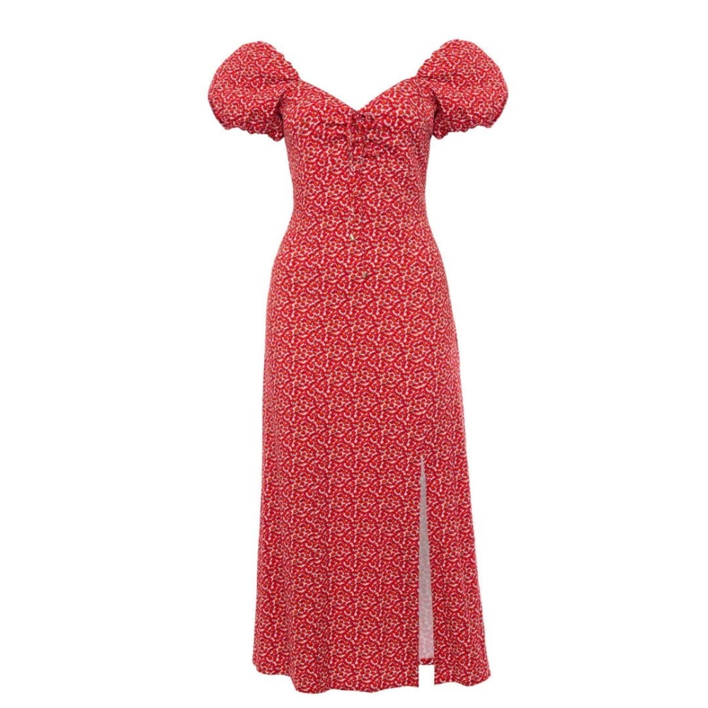 Letnia czerwona sukienka midi z rozporkiem w drobne kwiatki  Besos by Swing  sukeinka hiszpanka z opadającym rękawem i głębokim rozporkiem sukienka w maki maczki czerwone kwiatki