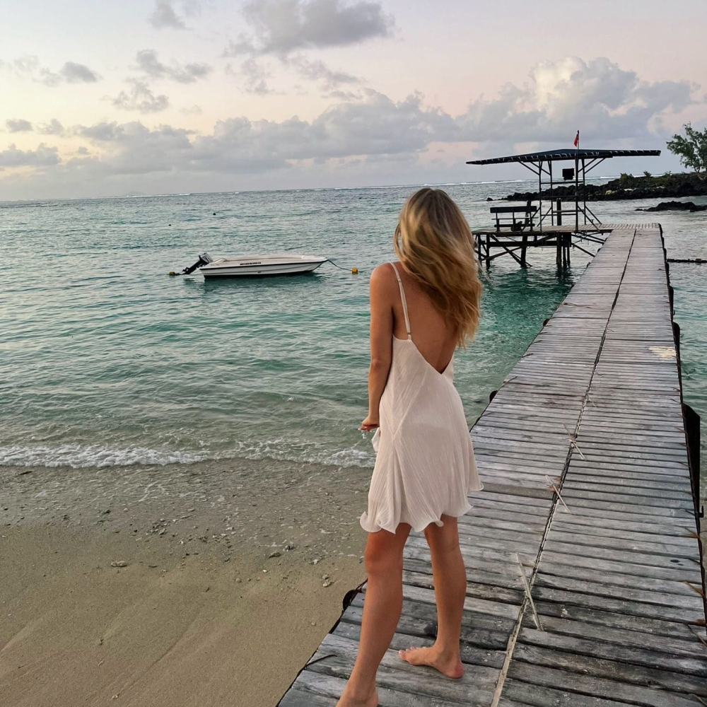 Kremowa plisowana sukienka z odkrytymi plecami Santiago by Swing  śmietankowa plisowana sukienka na ramiączkach mini letnia