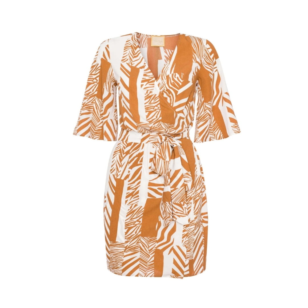 Biała kopertowa sukienka o kroju kimono z brązowy wzór Manebi