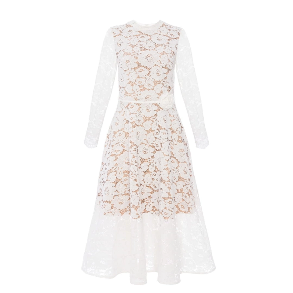 Biała koronkowa sukienka midi z długim rękawem o rozkloszowanym kroju z ozdobną różą Elena by Swing