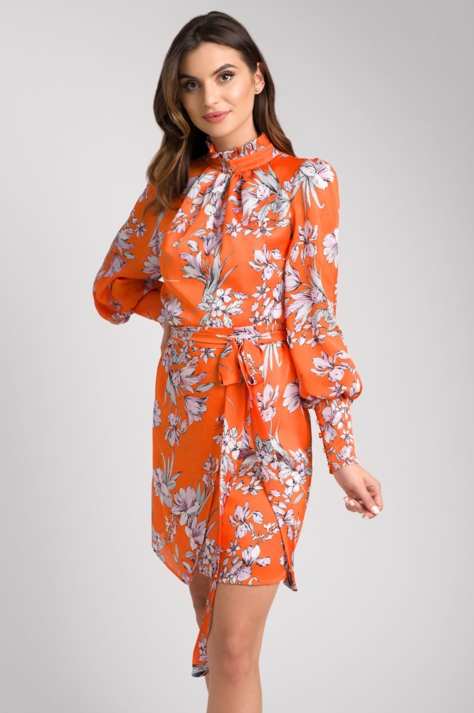 Pomarańczowa sukienka w kwiaty z mankietem i stójką swing sabrina