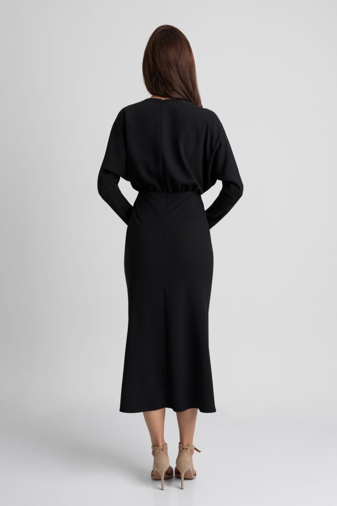 Czarna elegancka sukienka midi o luźnym kroju z dekoltem V Loca by Swing