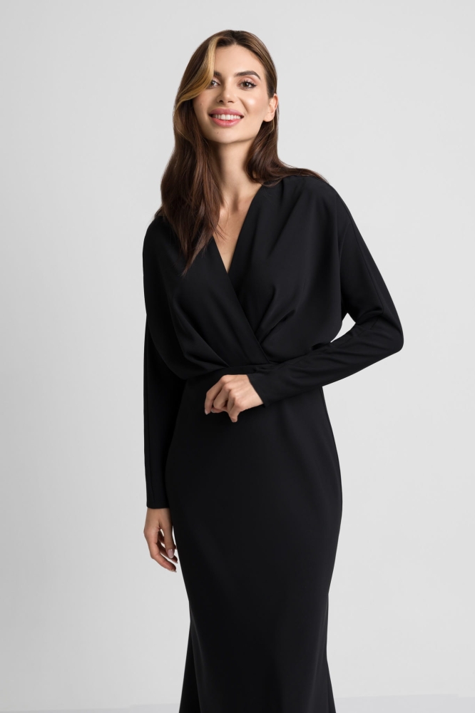Czarna elegancka sukienka midi o luźnym kroju z dekoltem V Loca by Swing