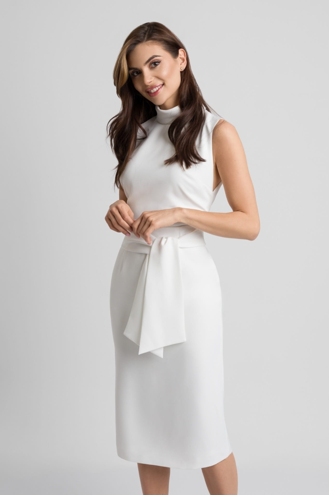Elegancka dopasowana biała sukienka za kolano z półgolfem Tifany by Swing