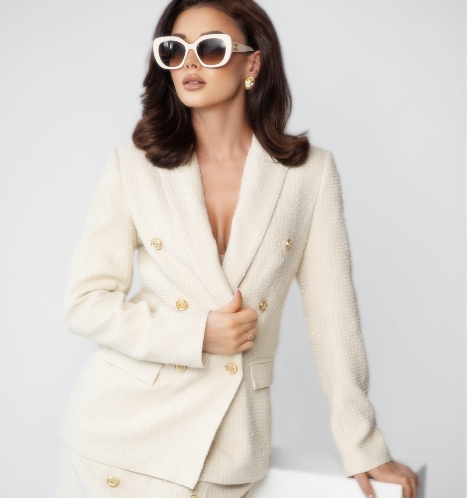 Śmietankowy komplet tweedowa marynarka chanelka ze złotymi guzikami + mini spódnica Coco Ecru  by Swing