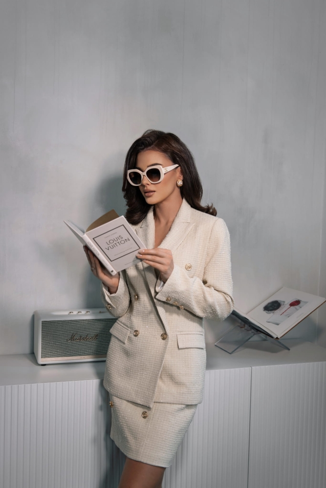 Śmietankowy komplet tweedowa marynarka chanelka ze złotymi guzikami + mini spódnica Coco Ecru  by Swing