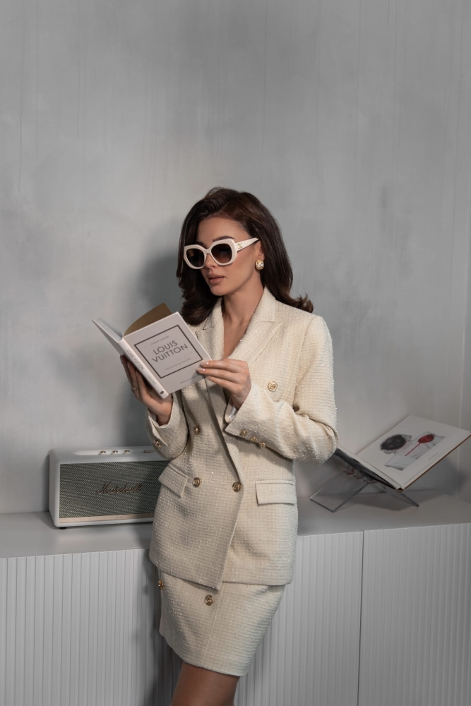Śmietankowy komplet tweedowa marynarka chanelka ze złotymi guzikami + mini spódnica Coco Ecru  by Swin