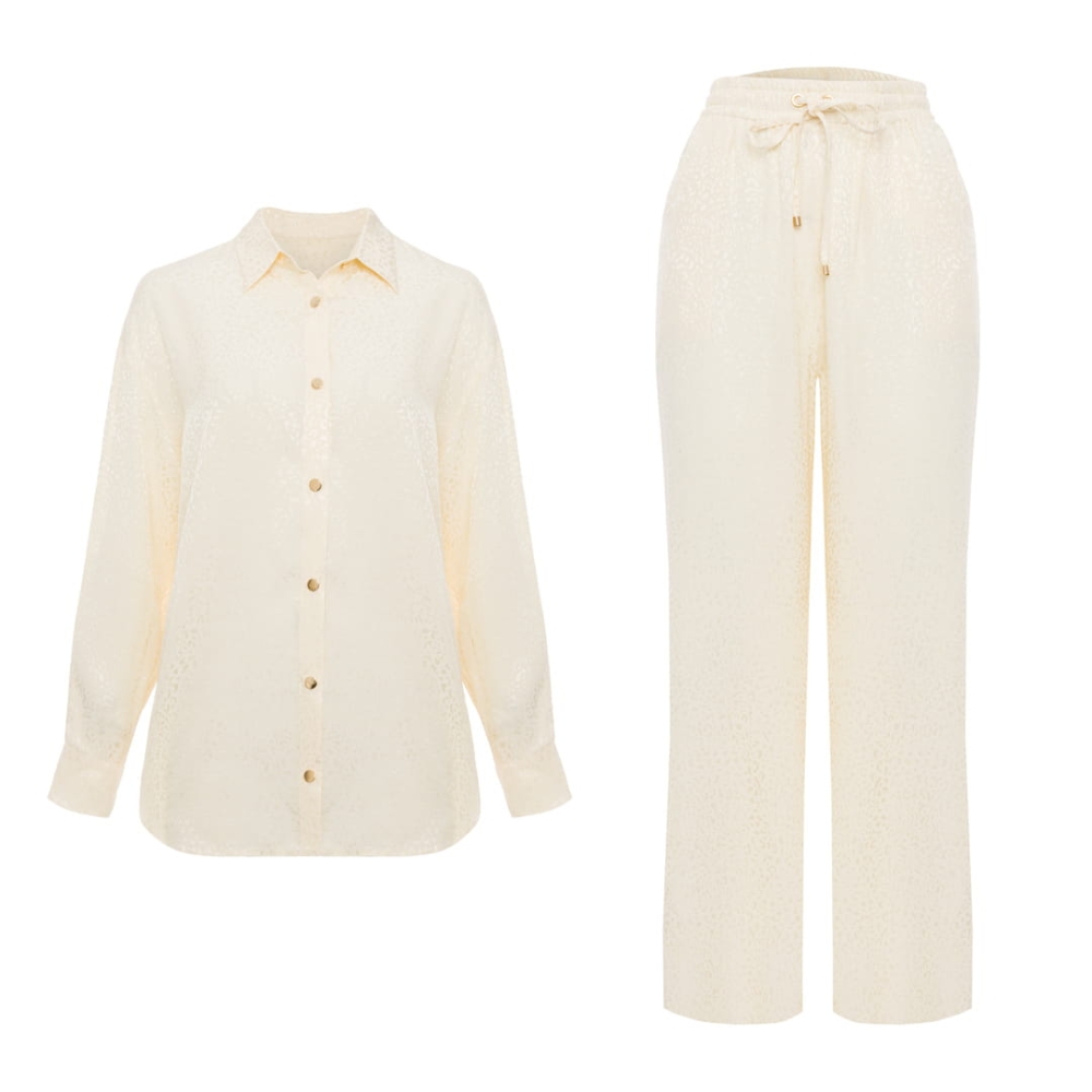 Śmietankowy satynowy komplet koszula + szerokie spodnie w zwierzęcy motyw  Muse by Swing