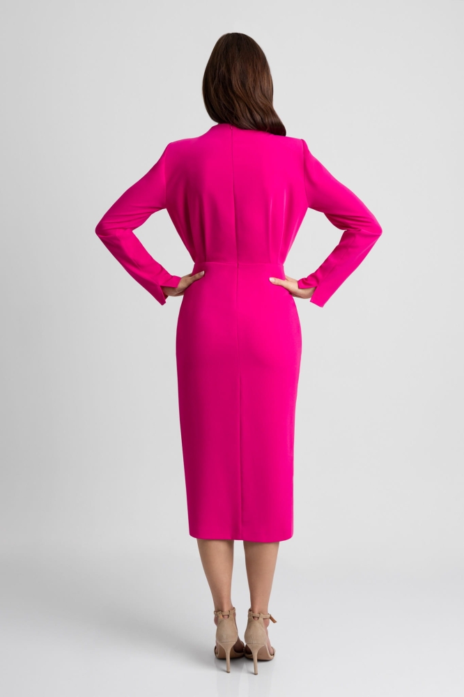 Amarantowa dopasowana sukienka midi z rozcięciem i kopertowym dołem Donna by Swing