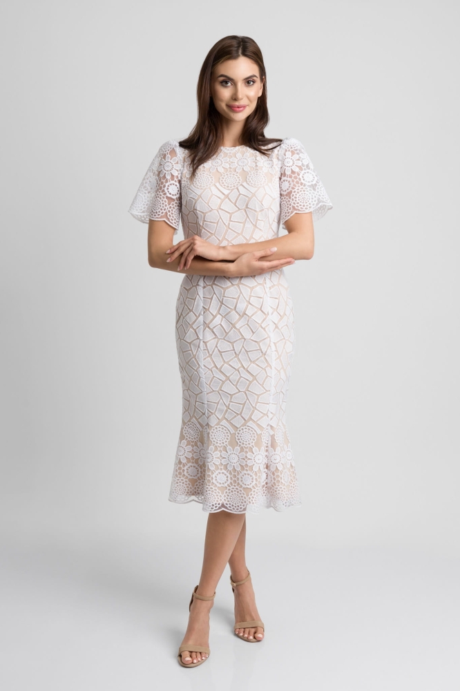 Biała elegancka dopasowana koronkowa sukienka midi z krótkim rękawem Leona by Swing