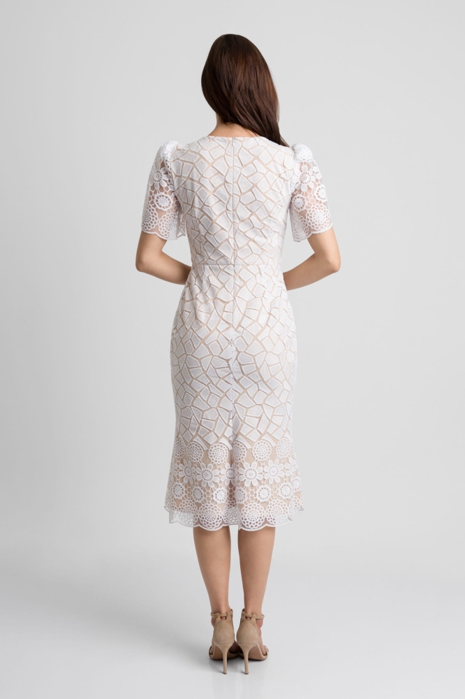 Biała elegancka dopasowana koronkowa sukienka midi z krótkim rękawem Leona by Swing