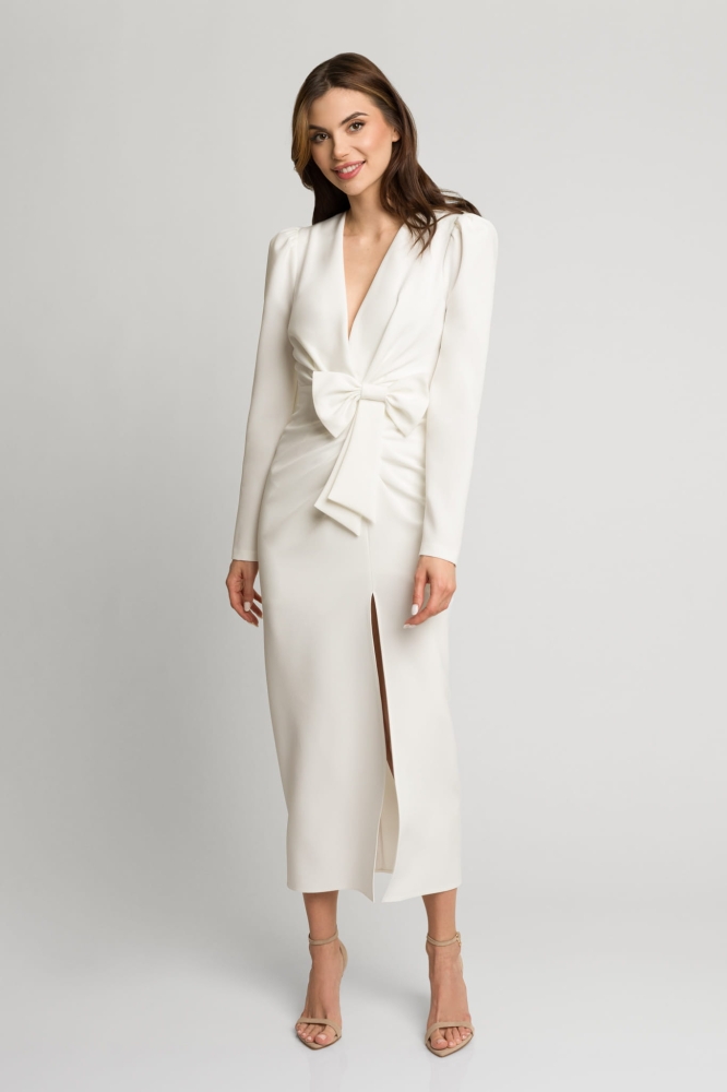 Śmietankowa elegancka dopasowana sukienka midi z rozporkiem i ozdobną kokardą Fiona by Swing