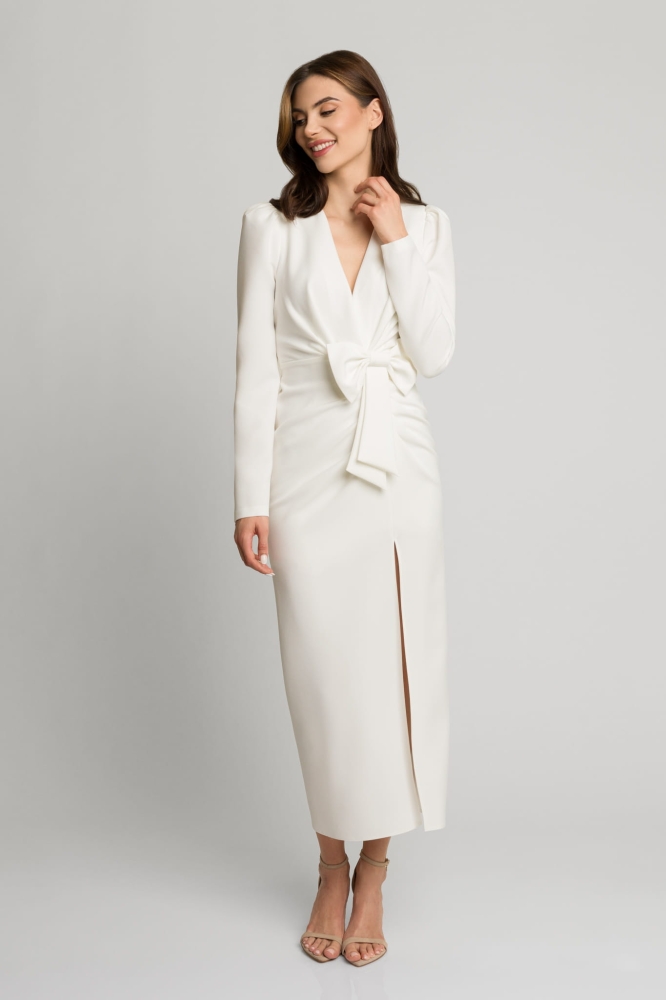 Śmietankowa elegancka dopasowana sukienka midi z rozporkiem i ozdobną kokardą Fiona by Swing