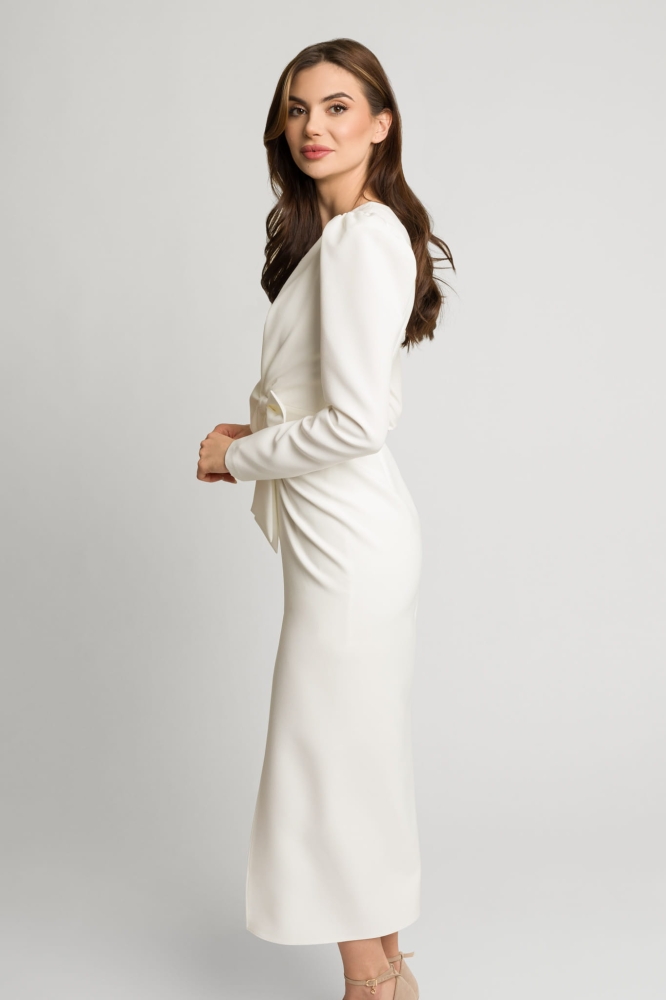 Śmietankowa elegancka dopasowana sukienka midi z rozporkiem i ozdobną kokardą Fiona by Swing